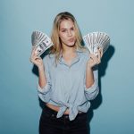 DIE PSYCHOLOGIE DES GELDVERDIENENS – wertvolle Erkenntnisse aus LEILA HORMOZI’s YouTube-Video